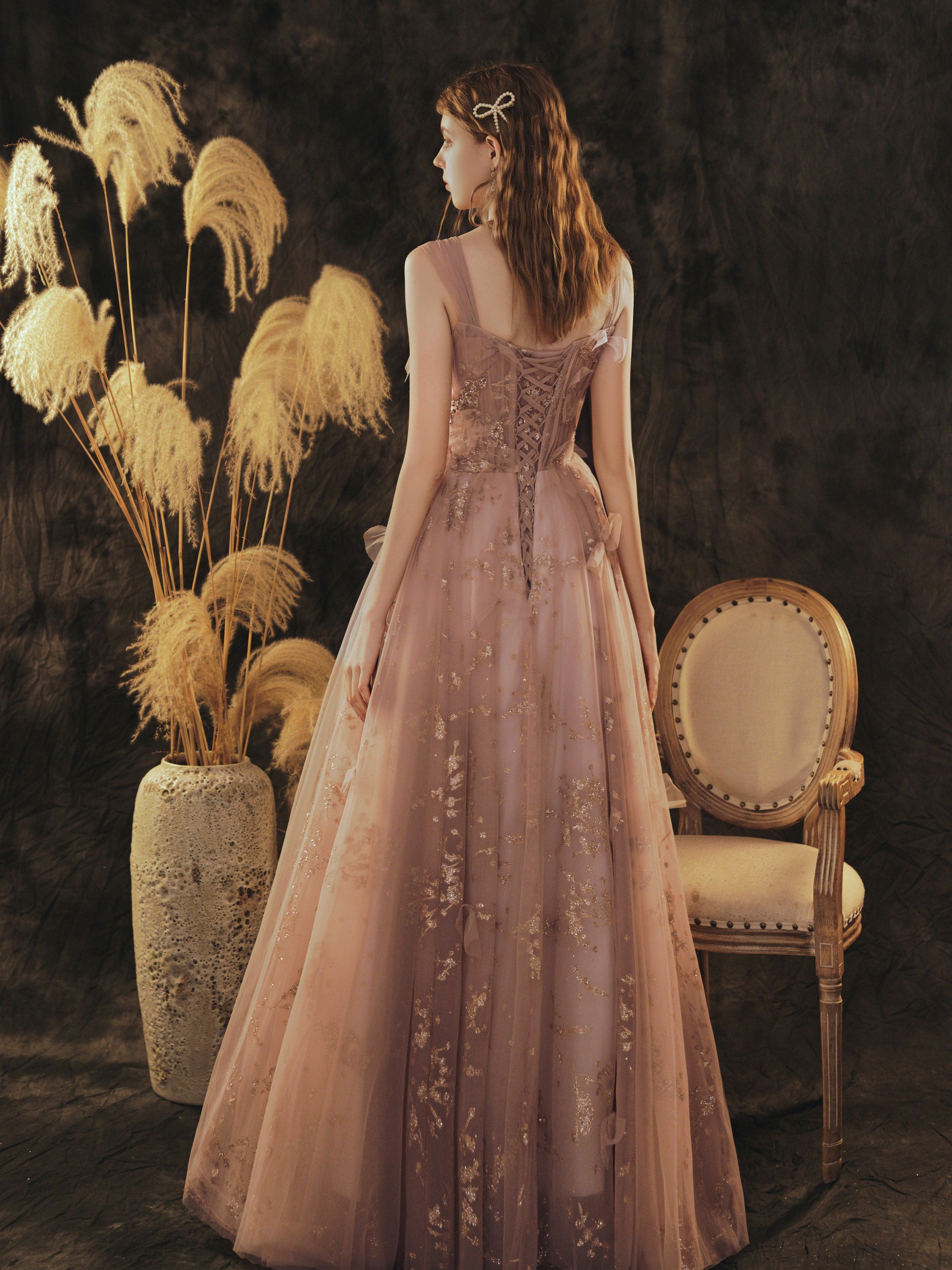 Vestido de fiesta largo de tul con tirantes de color rosa oscuro y encaje 