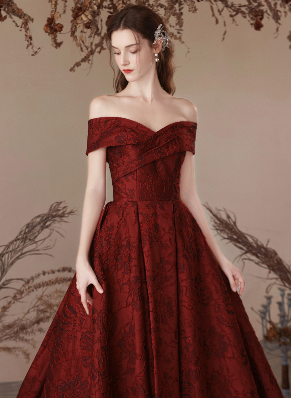 Vestido de fiesta sencillo de corte A con hombros descubiertos en color rojo vino 