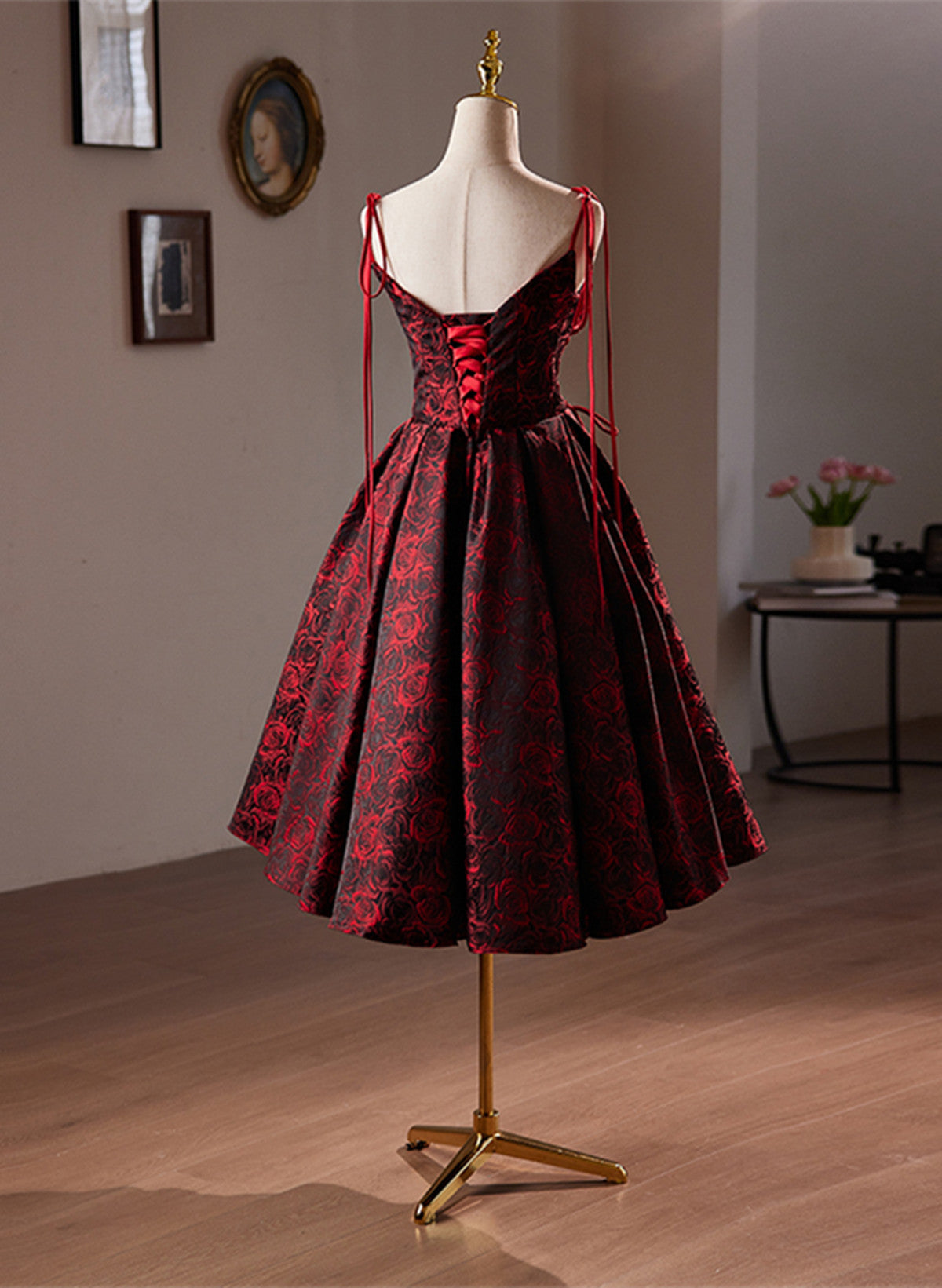 Vestido de fiesta hasta la rodilla con tirantes de satén floral rojo vino 