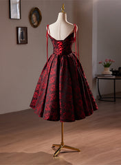 Vestido de fiesta hasta la rodilla con tirantes de satén floral rojo vino 