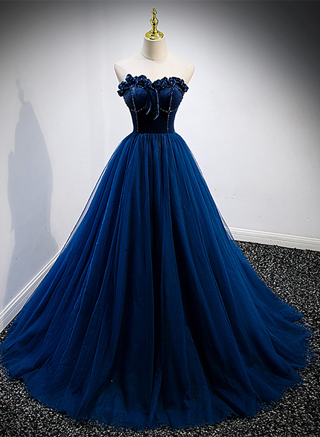 Vestido formal largo de tul y top de terciopelo azul marino 