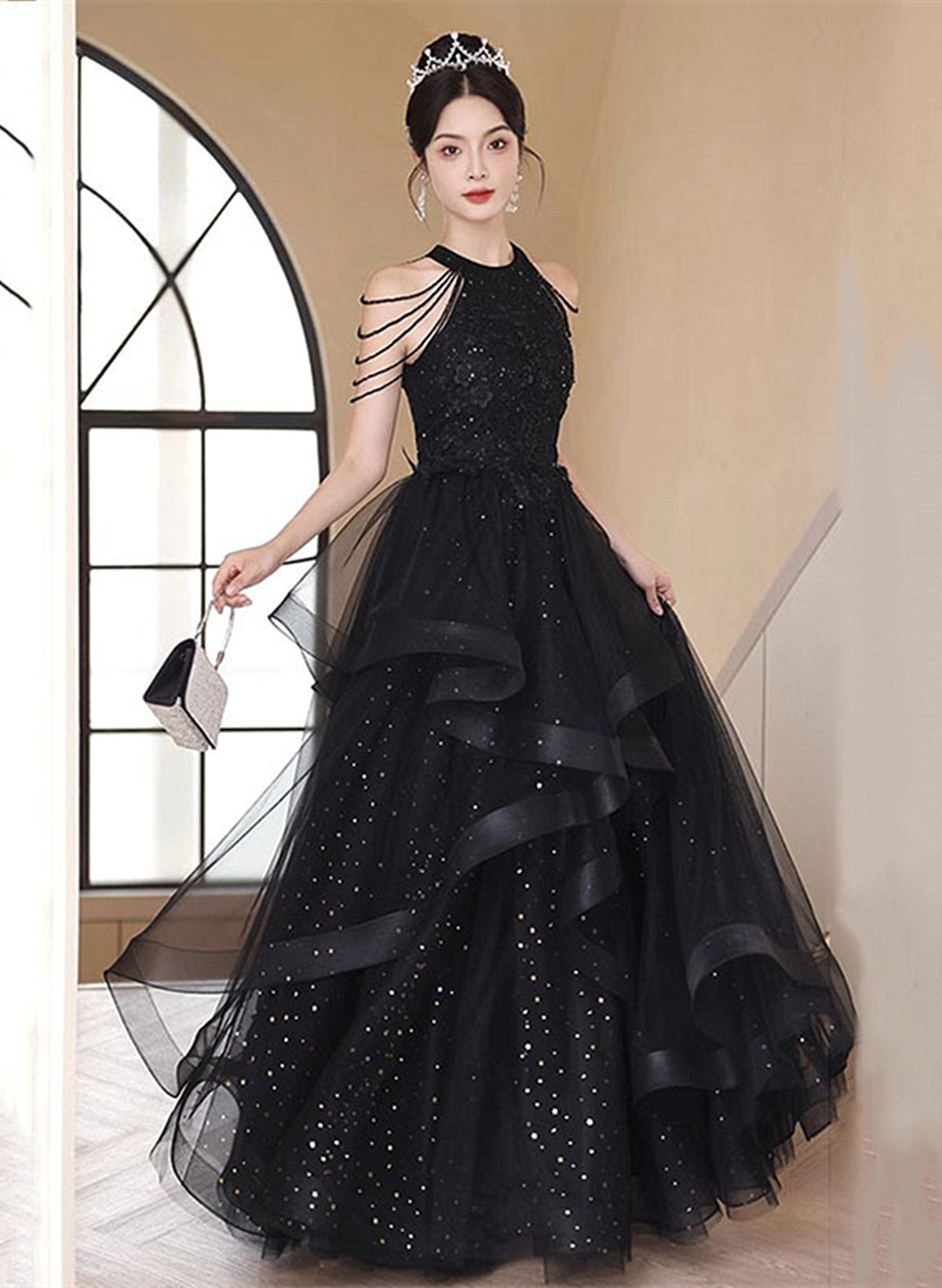 Vestido formal largo con capas de tul y cuello halter negro 