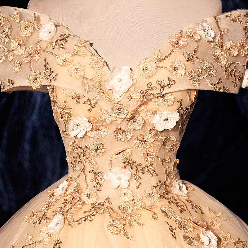 Vestido de fiesta de quinceañera con hombros descubiertos y flores de tul color champán 