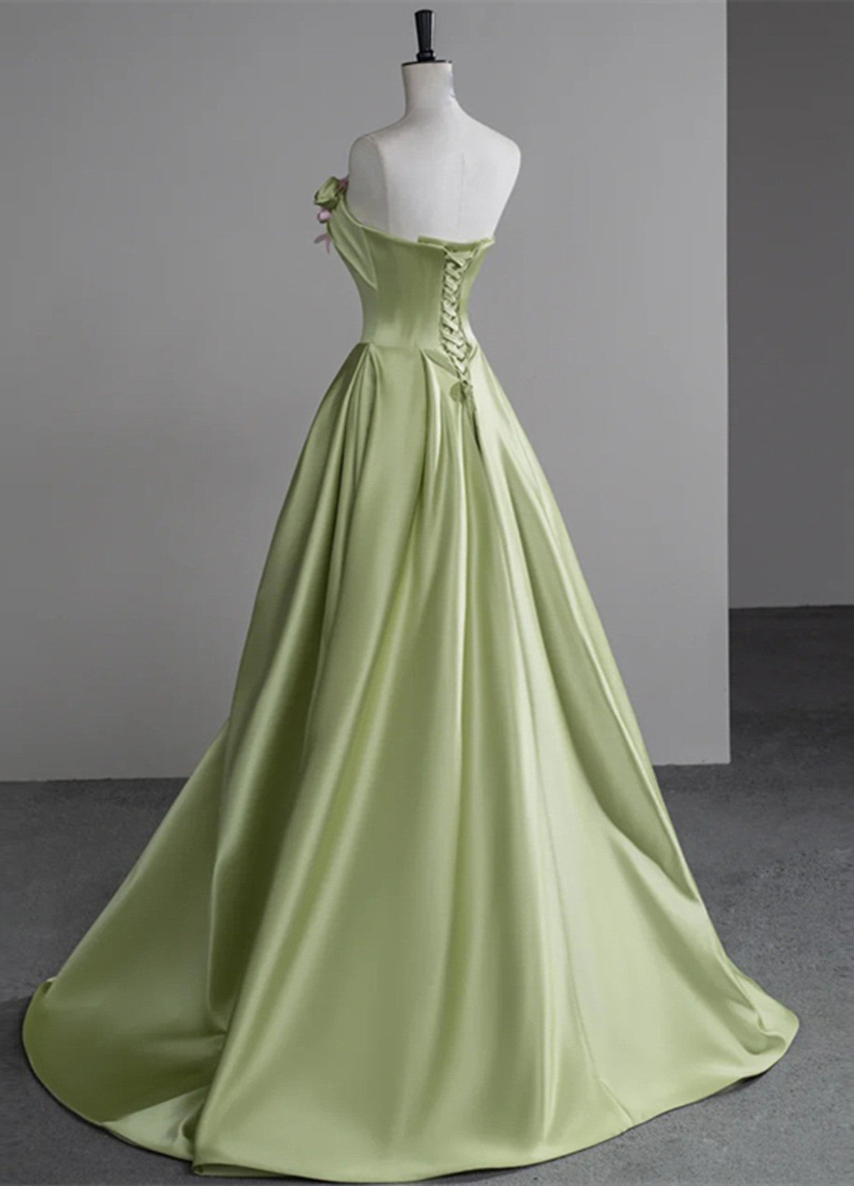 Vestido de noche largo de satén verde con flores y corte en A 