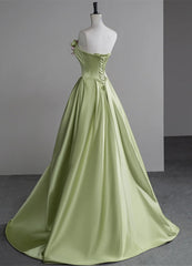 Vestido de noche largo de satén verde con flores y corte en A 