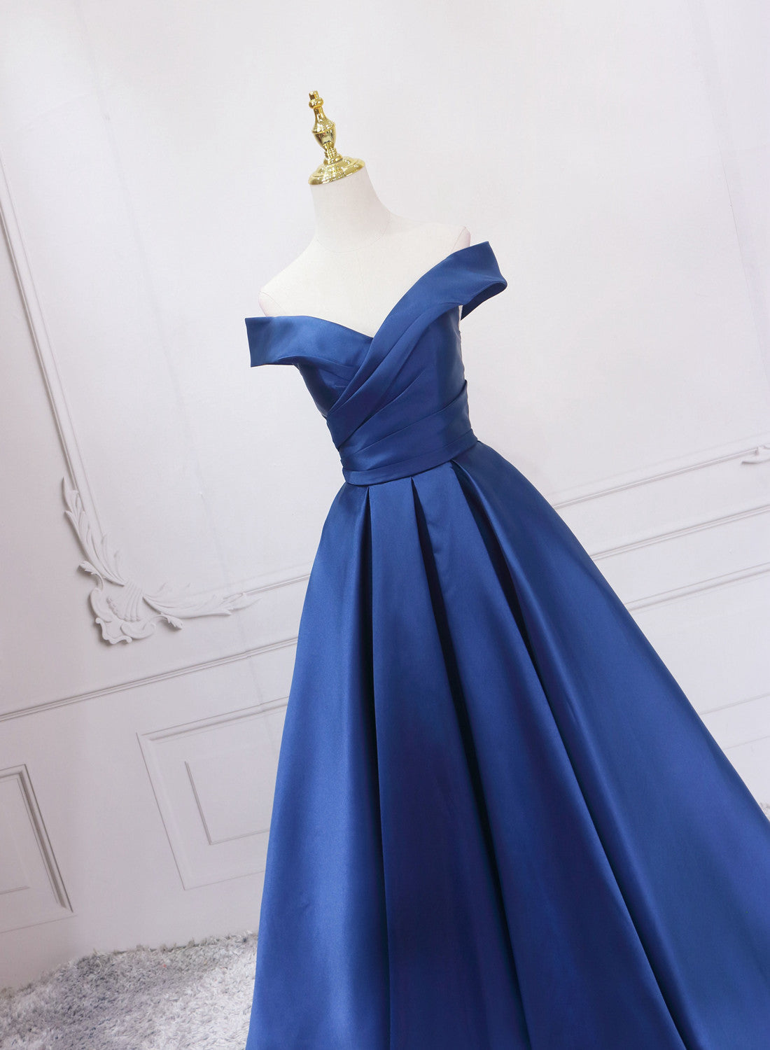 Vestido de fiesta de satén azul con hombros descubiertos, corte A y largo hasta el suelo 