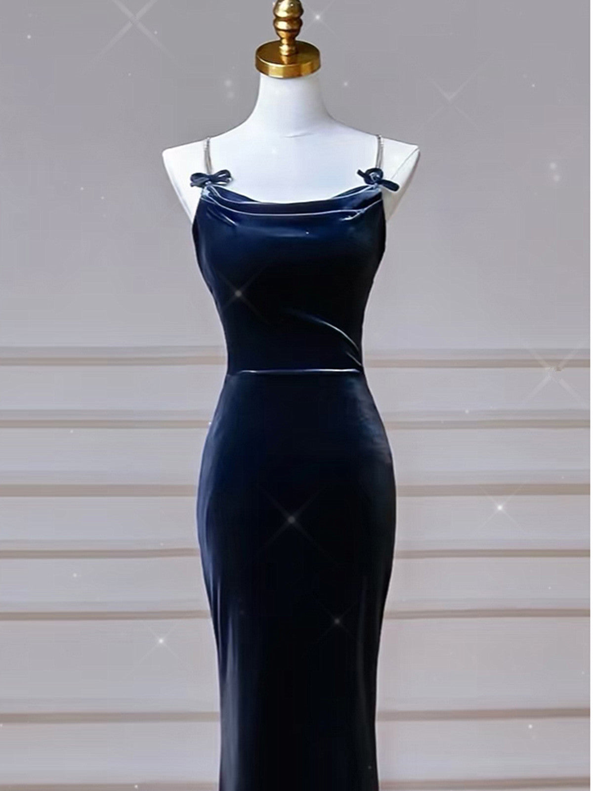 Vestido largo de fiesta de terciopelo con tirantes de sirena azul marino 