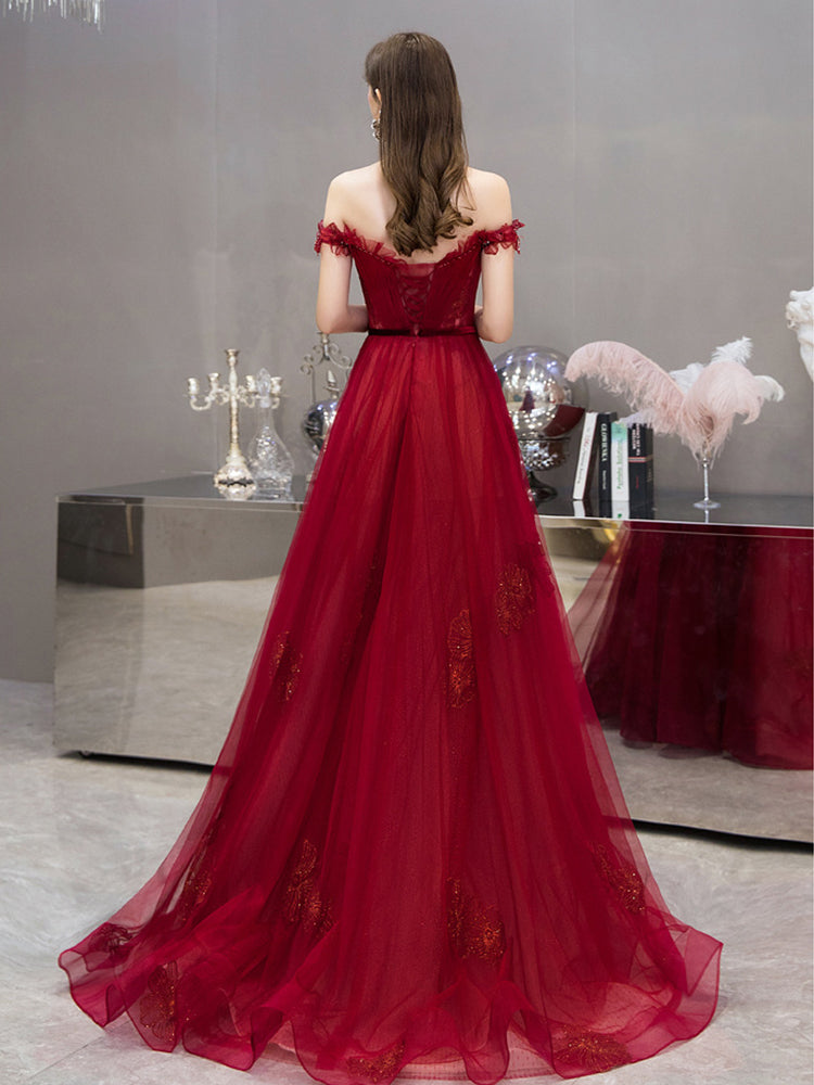 Vestido formal largo de tul con encaje y hombros descubiertos en color rojo vino 