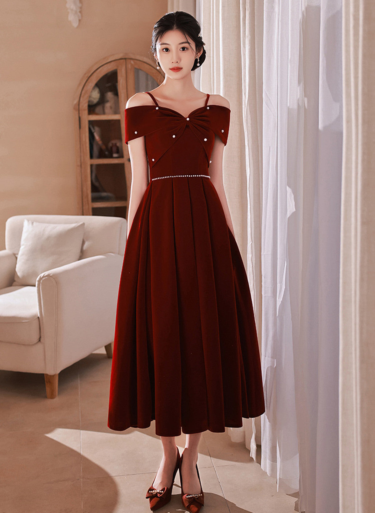 Vestido formal rojo vino con tirantes al descubierto y largo hasta la rodilla 