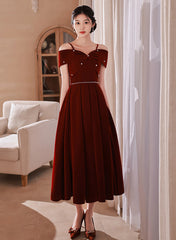 Vestido formal rojo vino con tirantes al descubierto y largo hasta la rodilla 