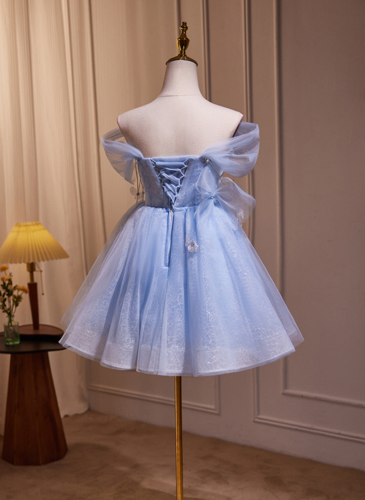 Vestido de fiesta azul de corte A, corto, con hombros descubiertos y largo hasta la rodilla 