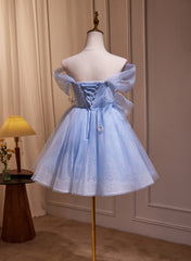 Vestido de fiesta azul de corte A, corto, con hombros descubiertos y largo hasta la rodilla 