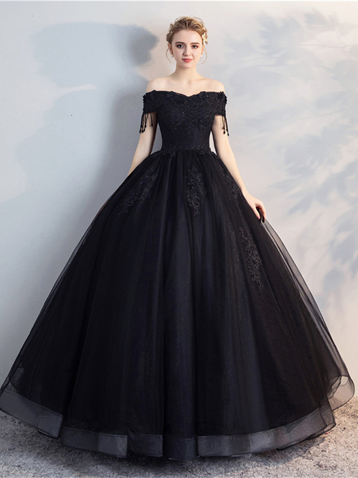 Vestido de fiesta negro de tul con hombros descubiertos y apliques de encaje 