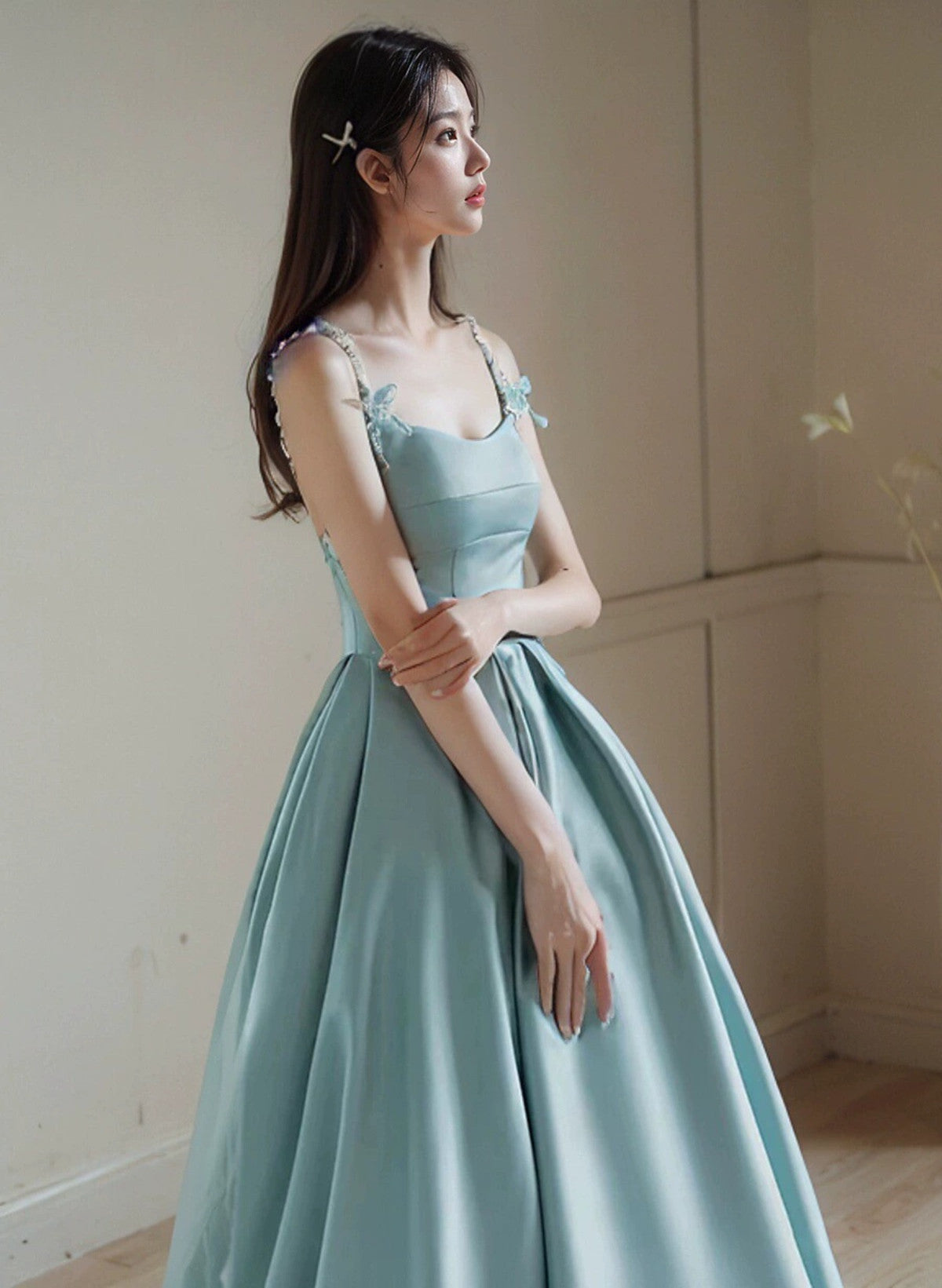 Vestido de noche largo con tirantes de satén azul y cuentas 