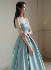 Vestido de noche largo con tirantes de satén azul y cuentas 