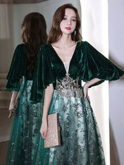 Vestido de fiesta largo de tul y top de terciopelo verde con escote en V 