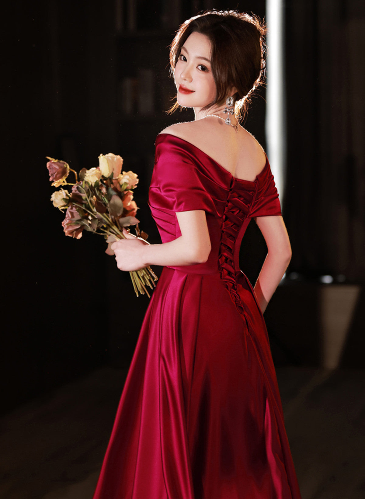 Vestido de fiesta largo de satén rojo vino con corte A y hombros descubiertos 