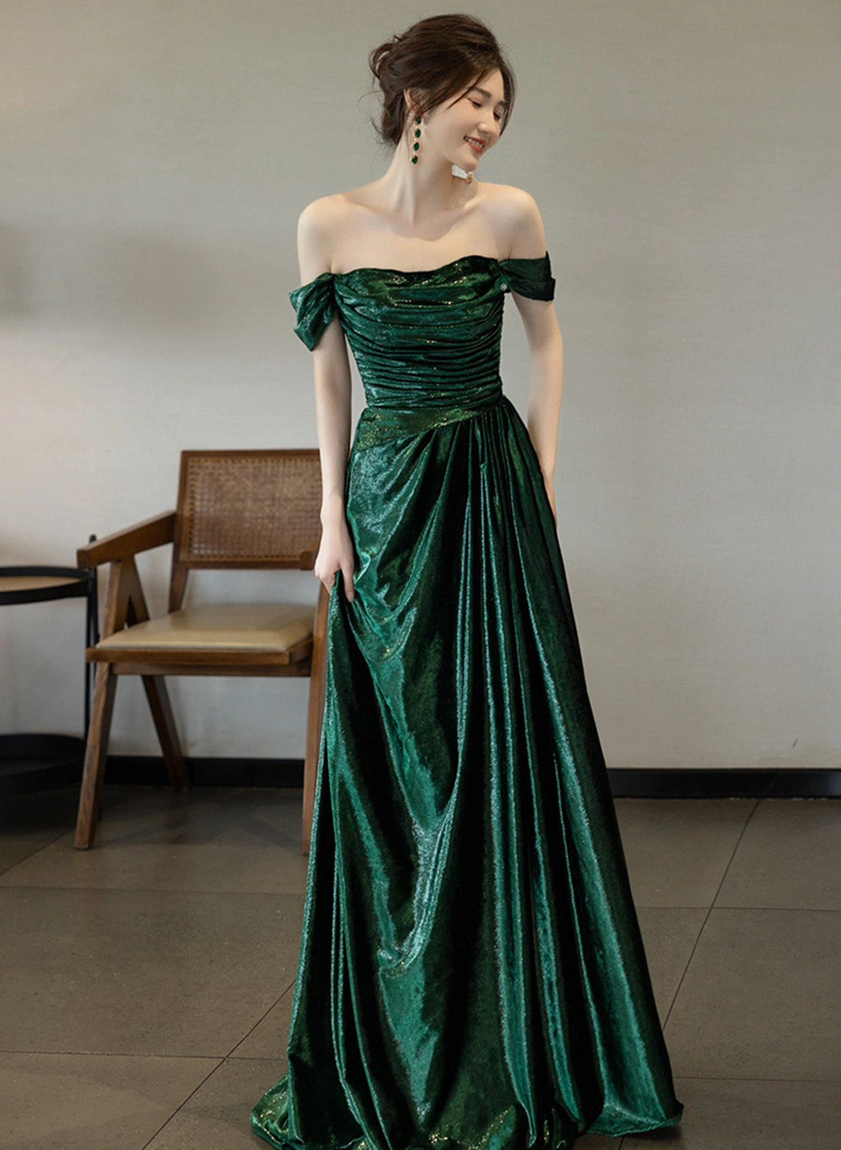 Bonito vestido de noche sencillo con hombros descubiertos en color verde 