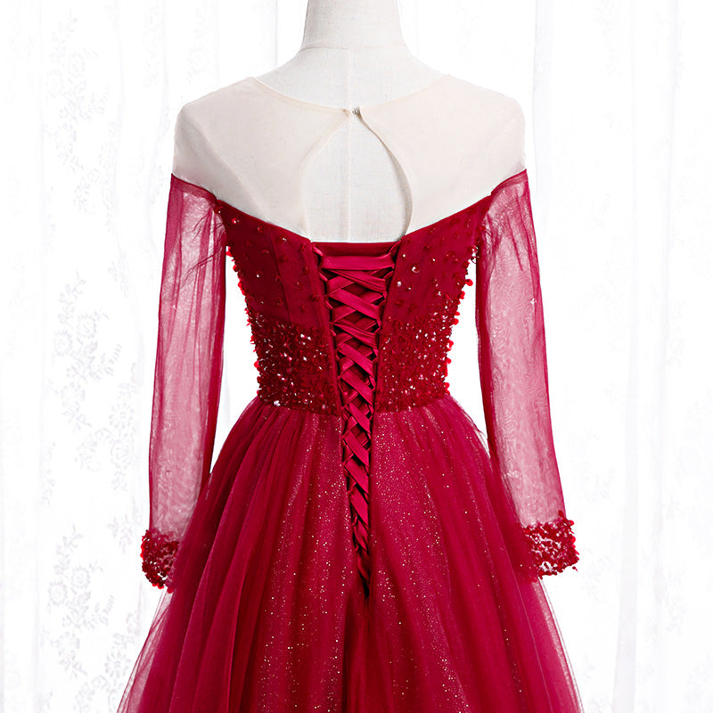 Vestido de noche de tul con cuentas y mangas largas en color rojo vino 