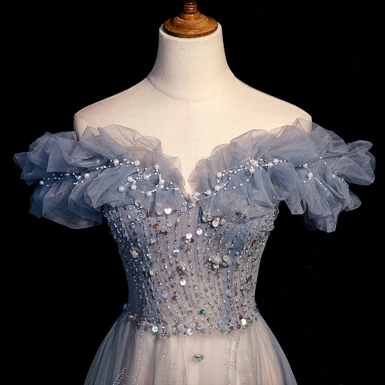 Hermoso vestido de fiesta con hombros descubiertos, mangas abullonadas y cuentas. 