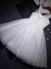 Vestido de fiesta corto de tul blanco con cuentas y escote en V 