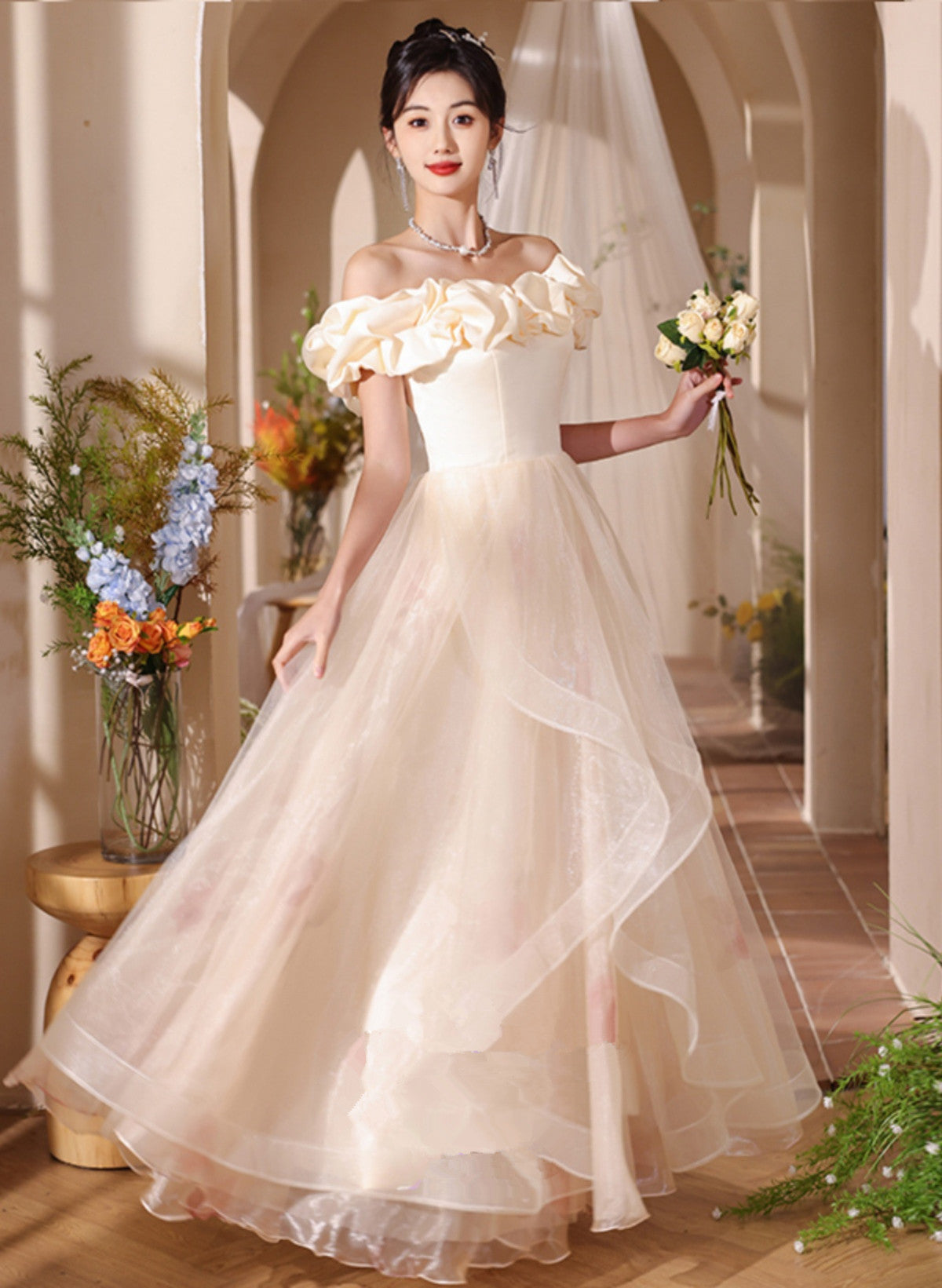 Vestido de fiesta con hombros descubiertos y corte A color champán claro 