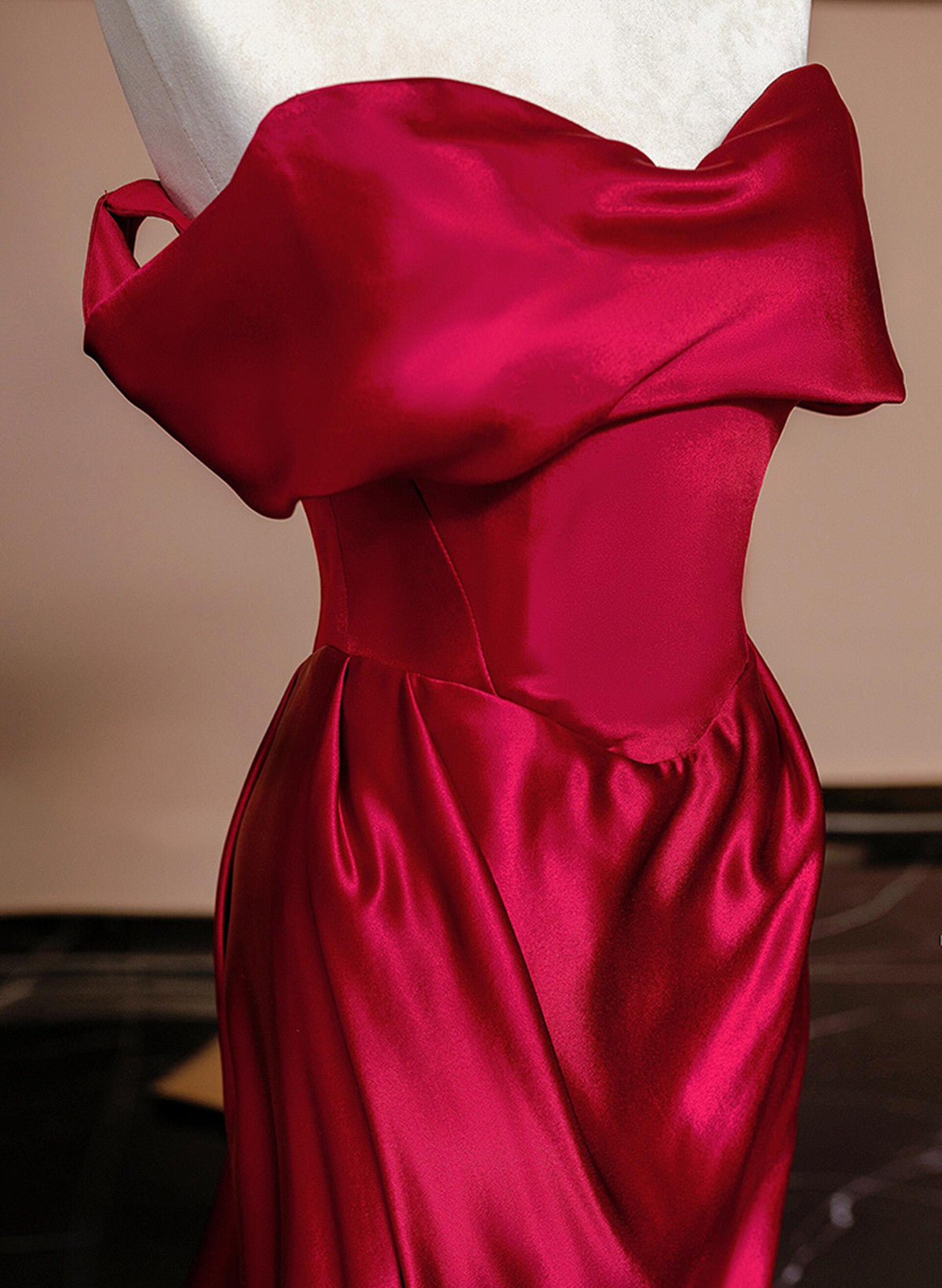 Vestido de noche largo de satén con hombros descubiertos en color rojo vino 