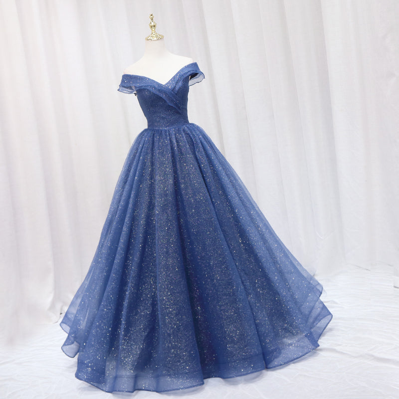 Vestido de fiesta azul marino de tul brillante con hombros descubiertos y largo hasta el suelo 