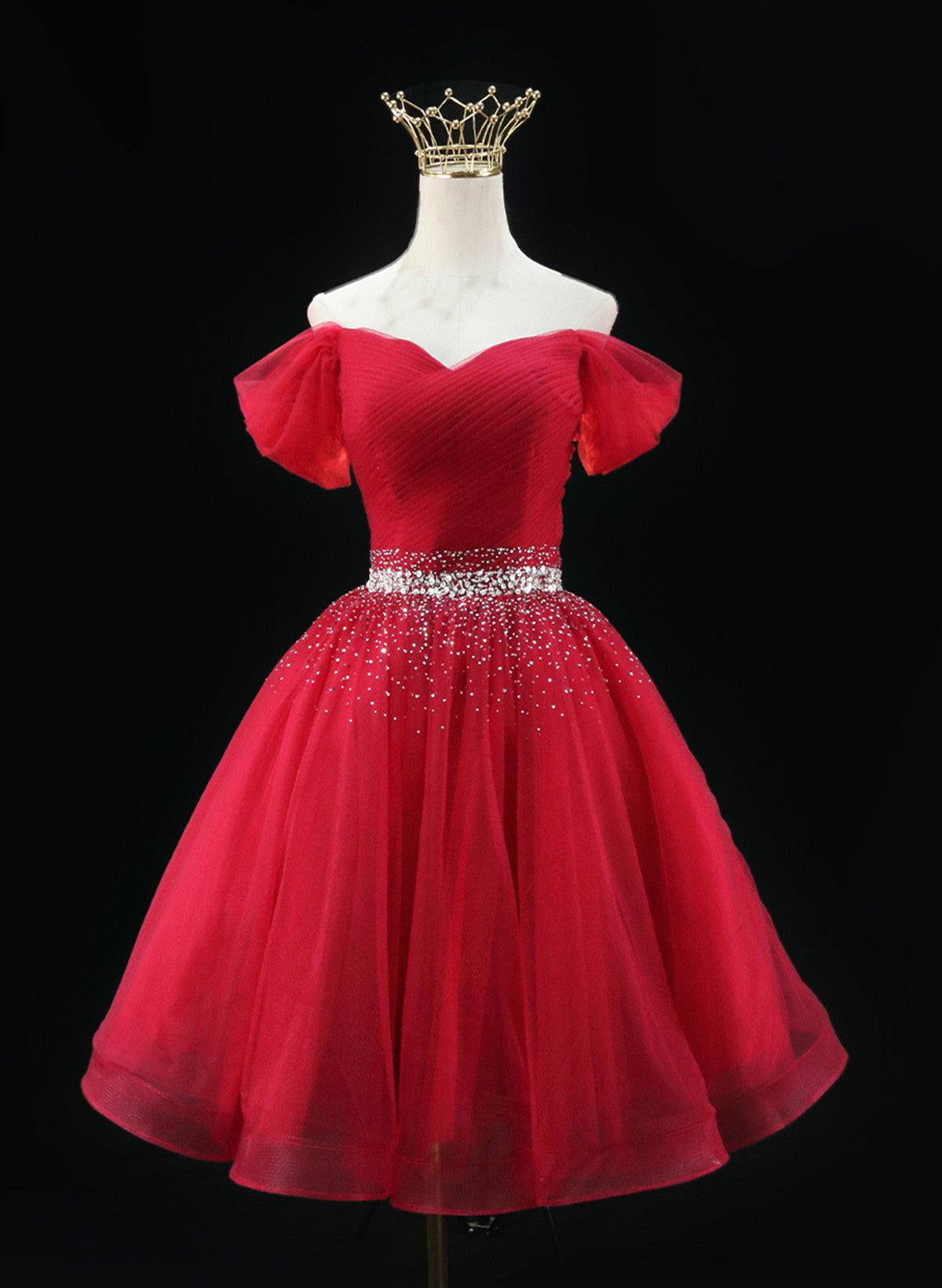 Vestido de fiesta de tul rojo con cuentas y hombros descubiertos 
