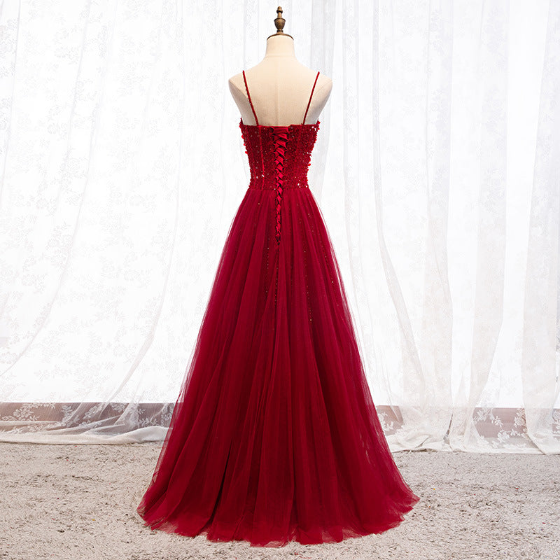 Vestido formal largo con tirantes en rojo oscuro y cuentas en forma de corazón