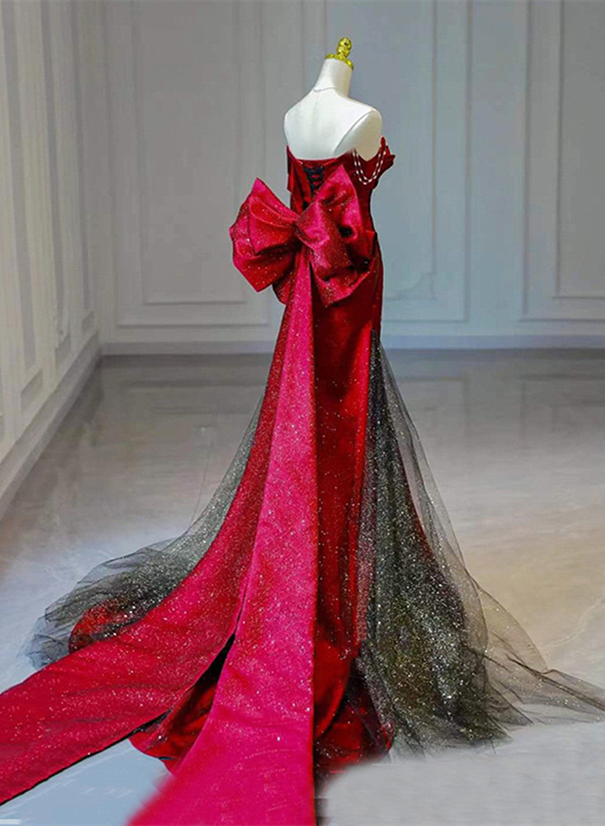 Vestido formal rojo y negro con escote en forma de corazón y hombros descubiertos 