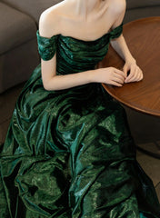 Bonito vestido de noche sencillo con hombros descubiertos en color verde 