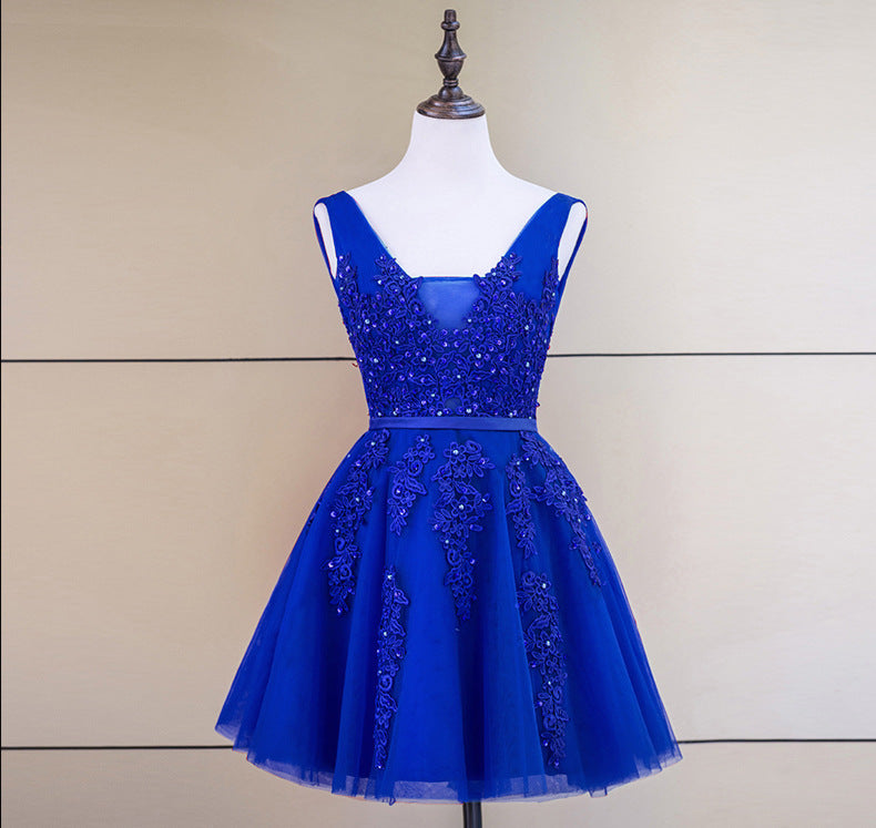 Lindo vestido de fiesta corto de tul con escote en V y cuentas 