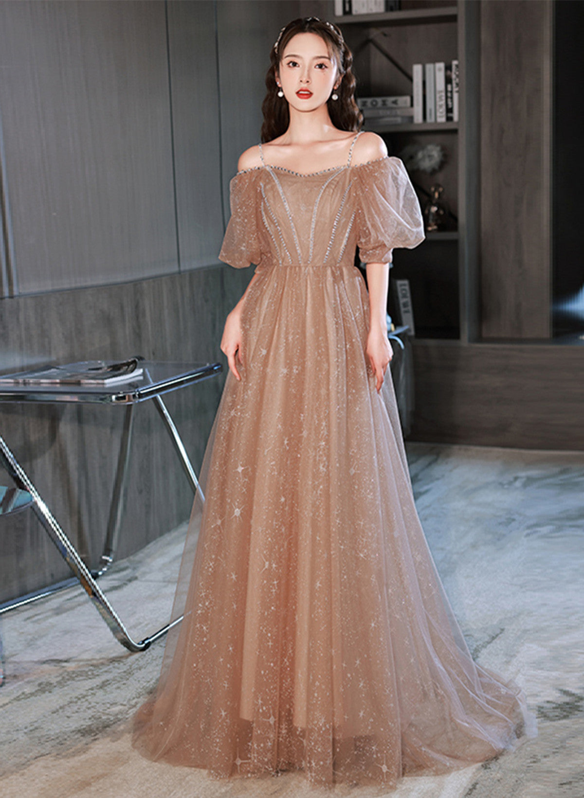 Vestido de fiesta largo con hombros descubiertos y tul color champán en forma de A 