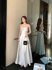 Vestido de fiesta blanco de satén con tirantes en forma de A y largo hasta el suelo 