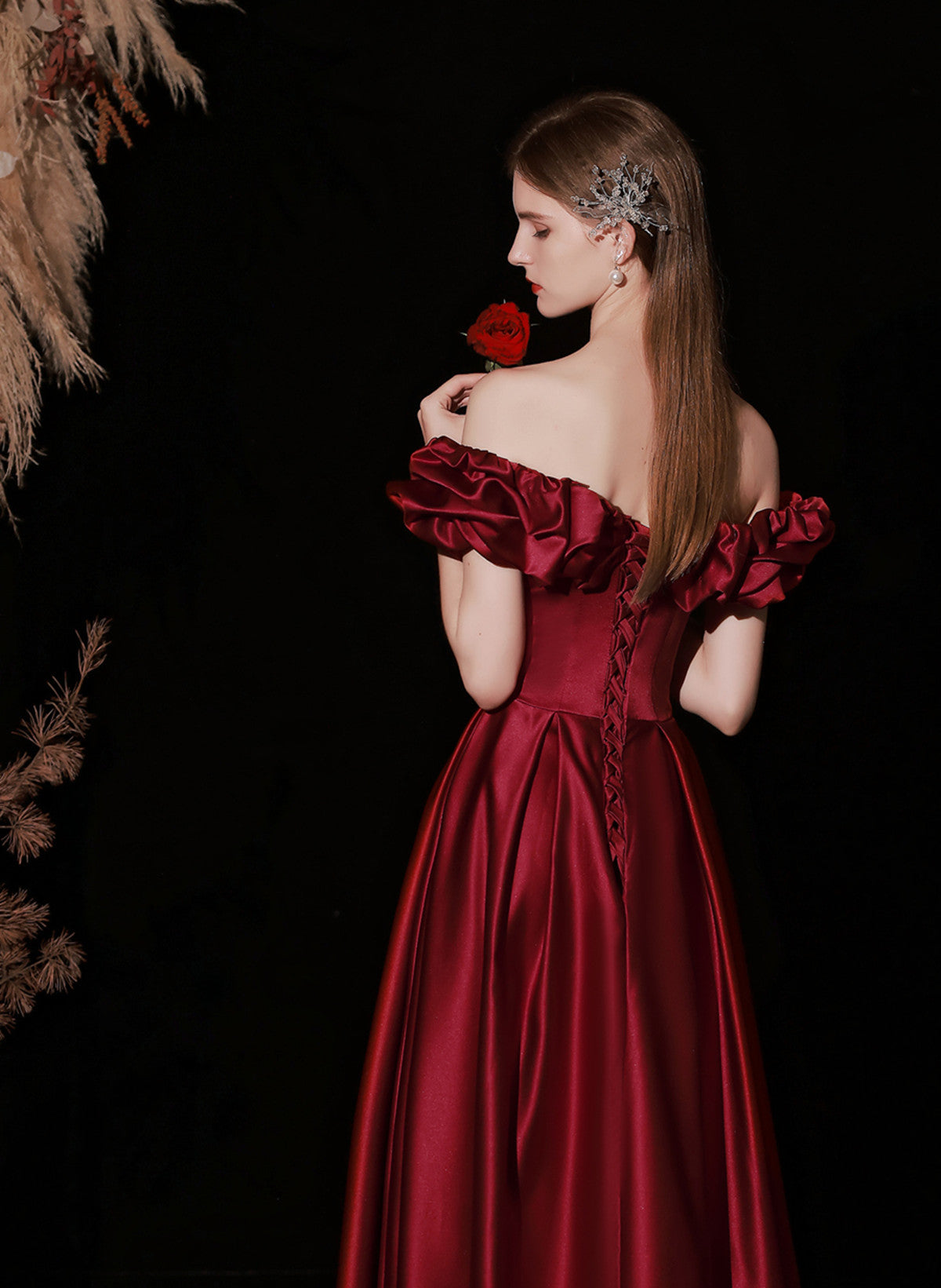 Vestido de noche largo con hombros descubiertos de satén rojo vino 
