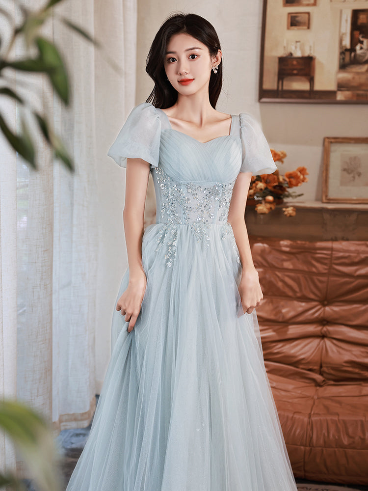 Vestido de fiesta largo de tul con cuentas y mangas cortas en azul claro 