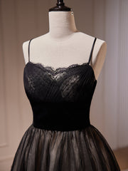 Vestido de fiesta corto con tirantes de tul y encaje negro