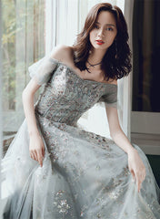 Vestido formal largo verde de corte A con escote en forma de corazón y hombros descubiertos 