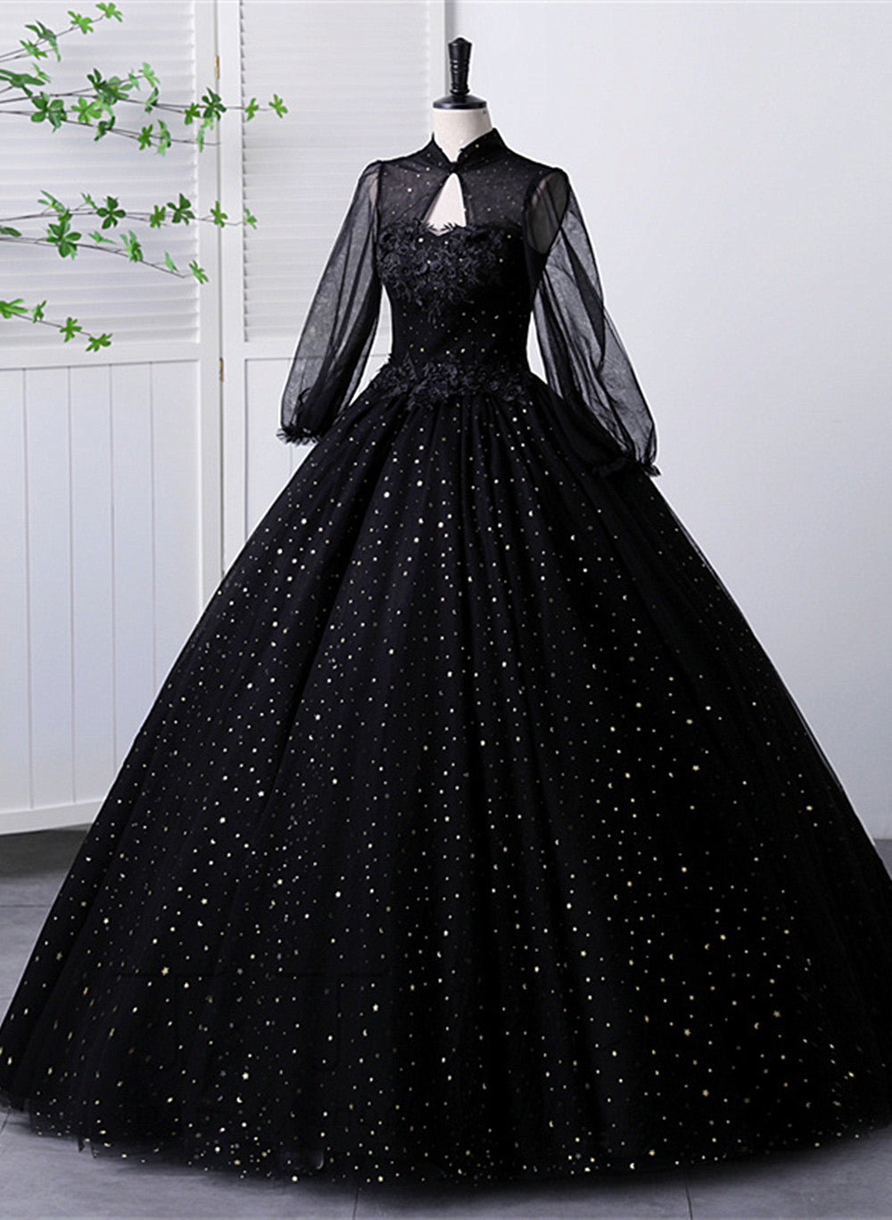 Vestido negro de tul con escote alto y mangas largas para quinceañeras 