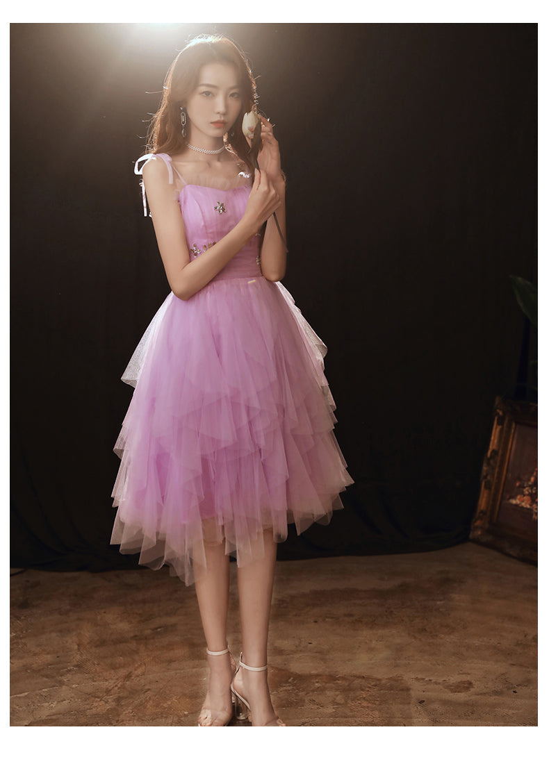Precioso vestido de fiesta corto con tirantes de tul en color morado claro 