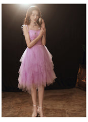 Precioso vestido de fiesta corto con tirantes de tul en color morado claro 