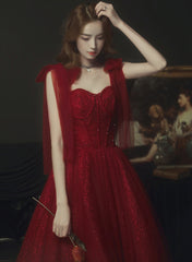 Vestido de fiesta de tul brillante con escote en forma de corazón y tirantes color rojo vino 