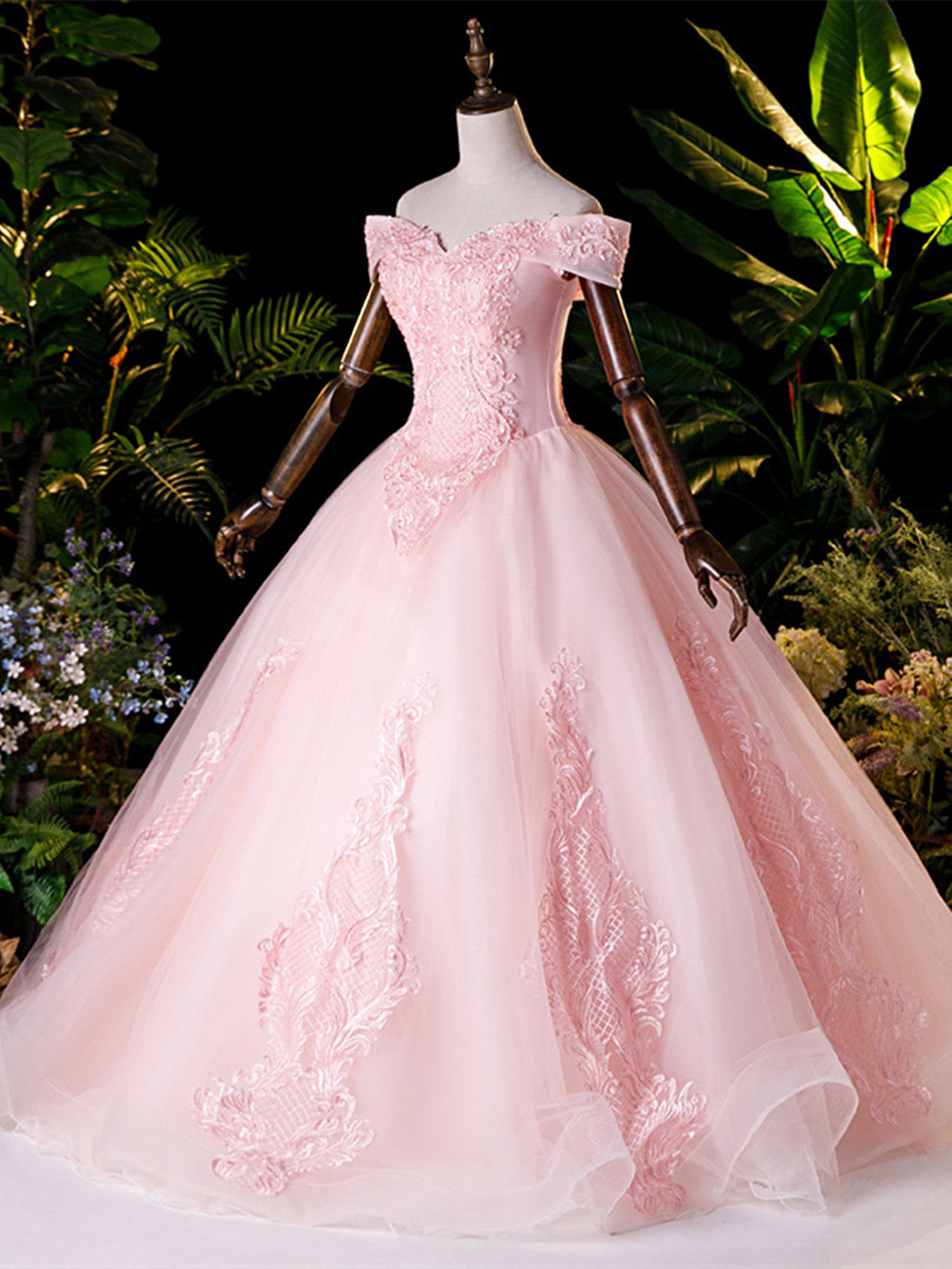 Vestido de fiesta de tul rosa con hombros descubiertos y apliques de encaje 
