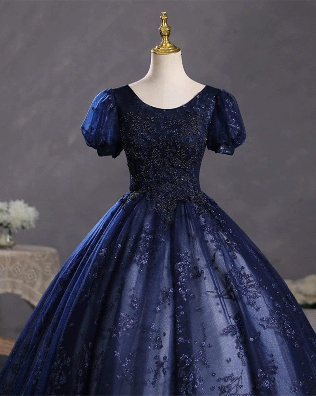 Vestido de fiesta azul marino con escote redondo y mangas cortas 