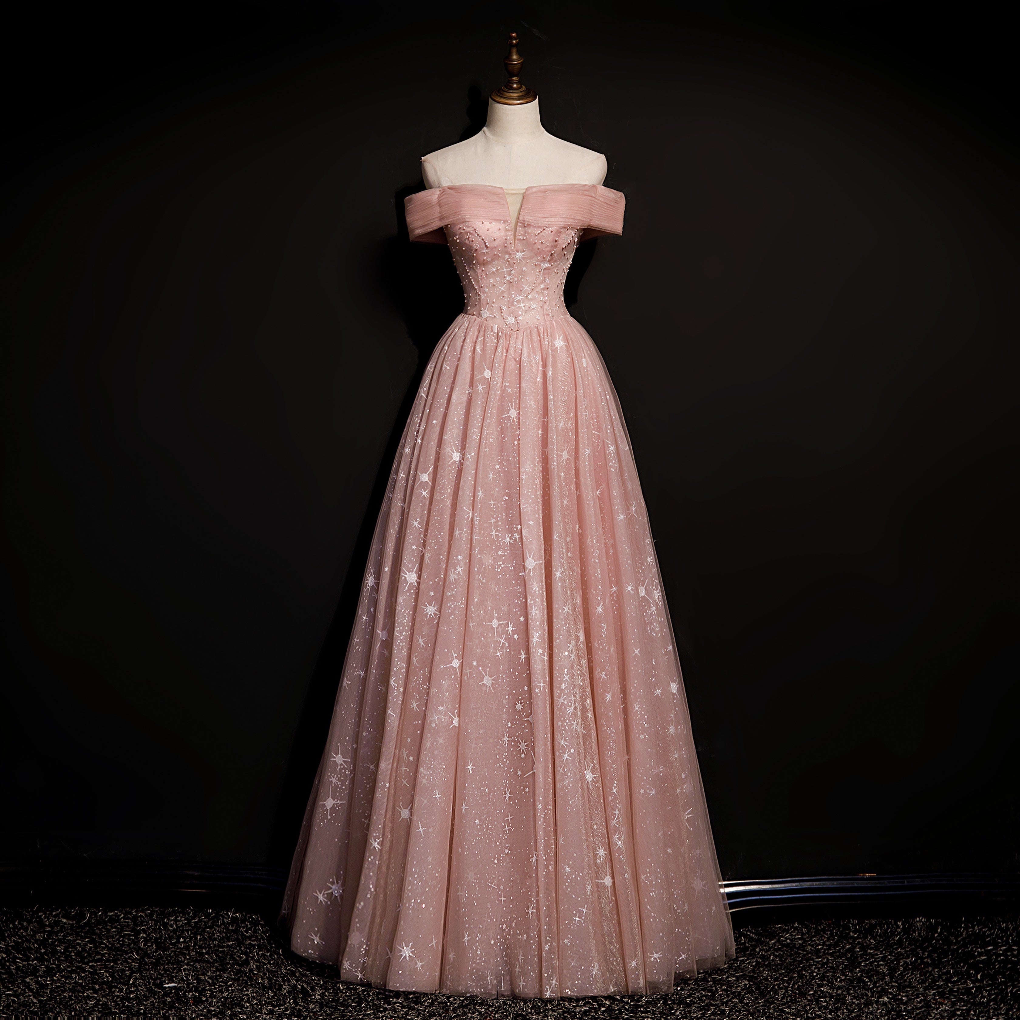 Vestido de fiesta largo de tul rosa con hombros descubiertos y corte A con cuentas 