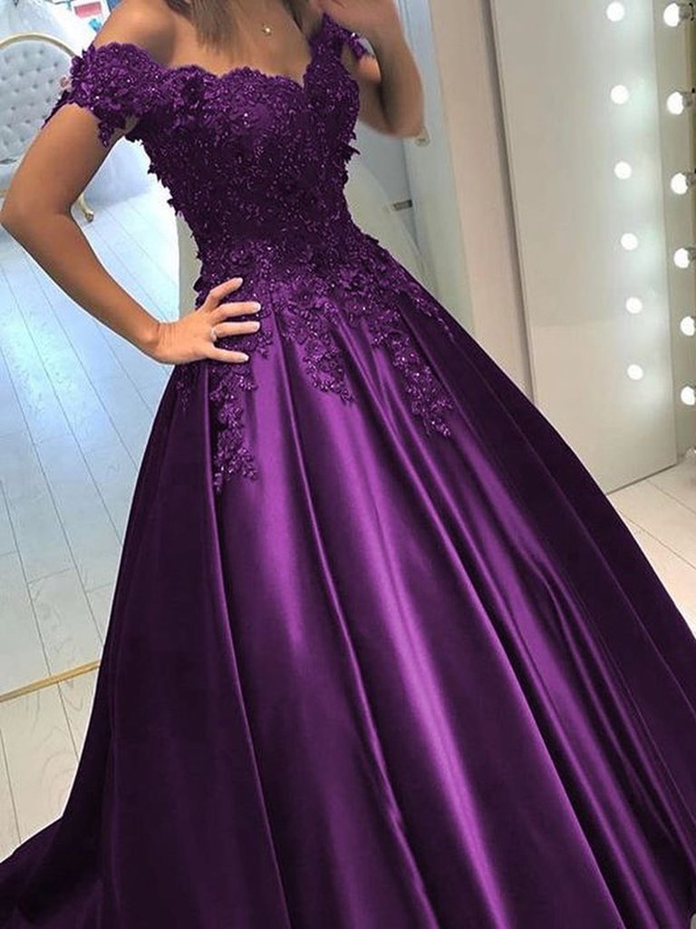 Vestidos de fiesta largos de encaje con hombros descubiertos y satén morado oscuro 