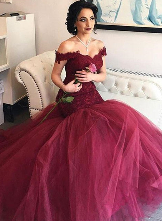 Vestido de noche con hombros descubiertos y apliques de encaje burdeos 