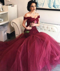Vestido de noche con hombros descubiertos y apliques de encaje burdeos 
