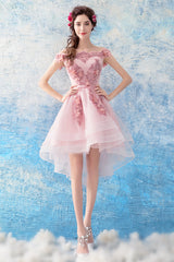 Vestido de fiesta elegante rosa con hombros descubiertos y apliques de encaje 